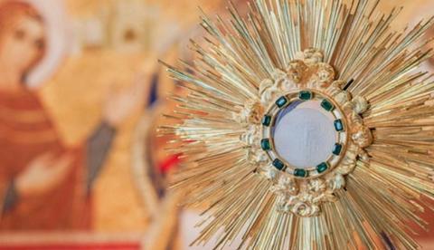 Sem procissão, Corpus Christi é celebrado com carreatas e missas virtuais no país