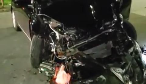 Acidente deixa mulher ferida e carro despedaçado em avenida de Manaus