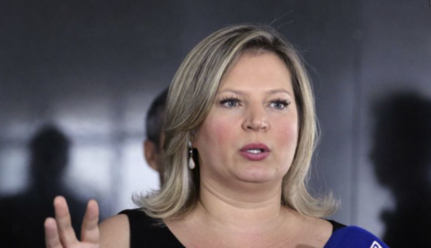 Deputada Joice Hasselmann contrai Covid-19 e diz que 'não é só uma gripezinha'