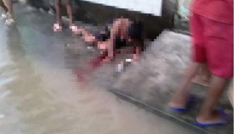 Vídeo mostra mulher sendo esfaqueada durante briga em rua alagada 