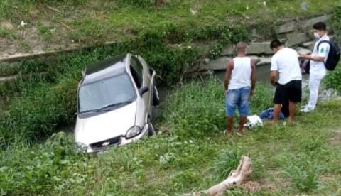 Carro despenca em igarapé e deixa motorista ferido em Manaus
