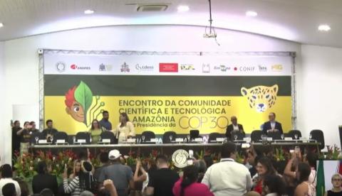Sinésio Campos é vaiado é vaiado em evento da Ufam