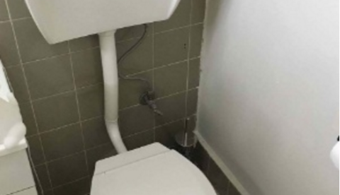 Homem instala na casa de inquilino privada que só dá descarga se pagar