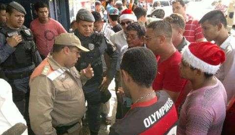 Taxistas fazem protesto e param trânsito na avenida Eduardo Ribeiro
