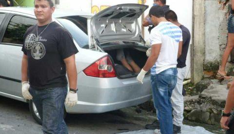 Polícia encontra corpo de industriário na mala do carro