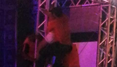 Manoel tenta se jogar de torre de som durante show em Manaus