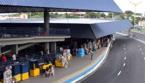 Cobrador canta ópera e dá pancadas em passageiros com catraca