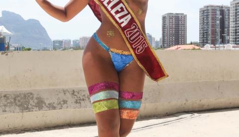 Com corpo pintado, ex-bailarina do Faustão mostra belas curvas ao cair no samba