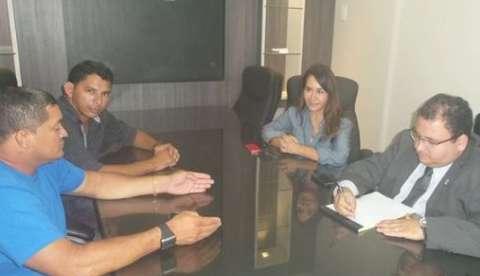 Deputada luta a favor de servidores ameaçados de exoneração