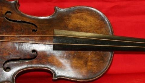Violino do Titanic 'emerge' 101 anos após o naufrágio
