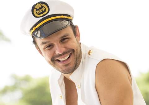  Ex-BBB Adrilles entra na onda e posa de marinheiro sexy 