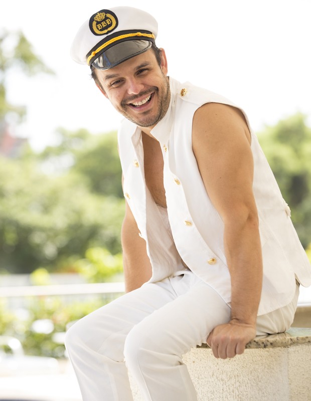  Ex-BBB Adrilles entra na onda e posa de marinheiro sexy 