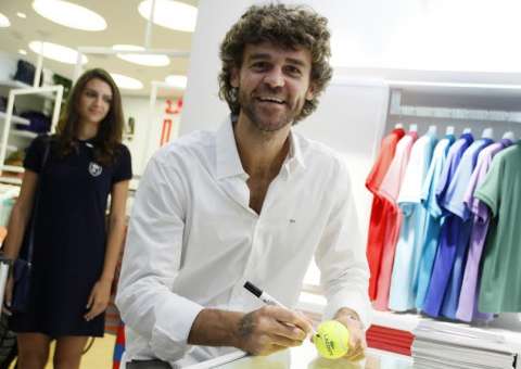 Gustavo Kuerten una fãs famosos e anônimos em coquetel em shopping