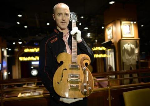 Guitarra dos Beatles é arrematada em leilão por US$ 408 mil nos EUA
