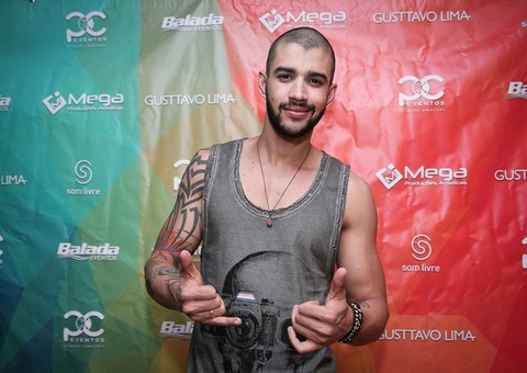 Gusttavo Lima muda visual e fala sobre ter filhos