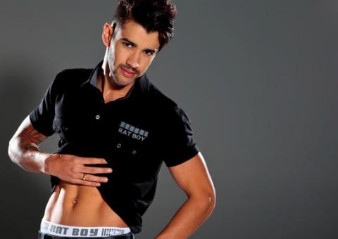  Gusttavo Lima mostra tanquinho em ensaio fotográfico