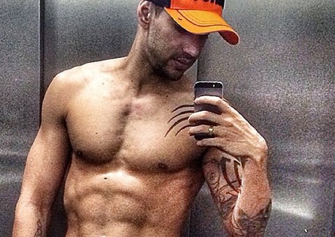  Gusttavo Lima exibe tanquinho sarado e é tietado pelas fãs