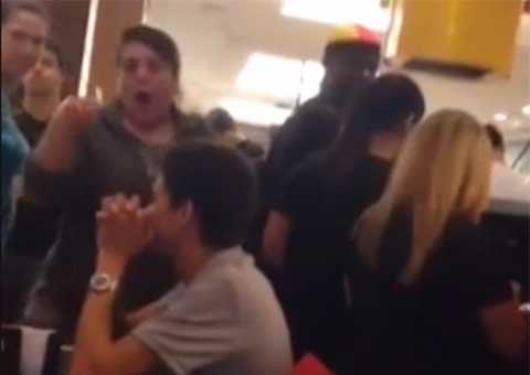 Mulher humilha clientes com palavras de ordem em restaurante lotado