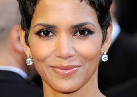 Halle Berry terá que paga pensão de R$ 32 mil para o ex-namorado