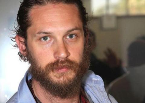  Tom Hardy dá colar de diamantes para fã