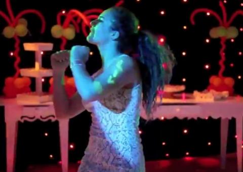Vídeo: Filha de Renato Aragão dança Harlem Shake em festa de aniversário