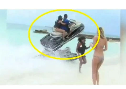 Menina escapa por pouco de ser esmagada por jet-ski descontrolado