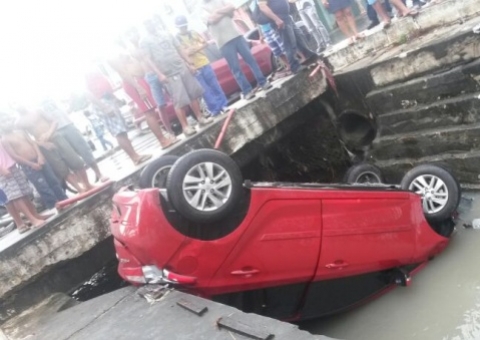 HB-20 bate carro de autoescola e capota no igarapé