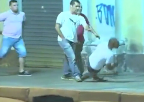 Suspeito de assalto apaga após levar chute de taxista em Porto Alegre