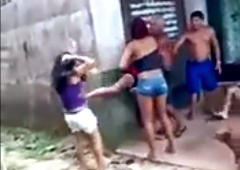 Jovem leva chute e voa durante briga