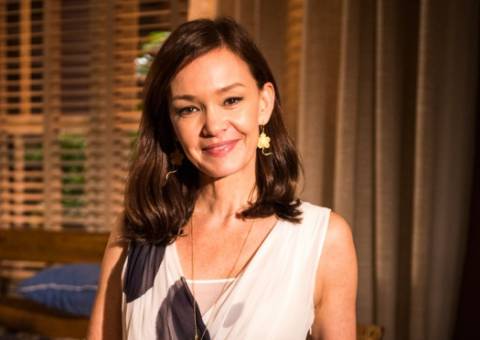 Helena enche a cara e aparece seminua para Vírgilio após separação