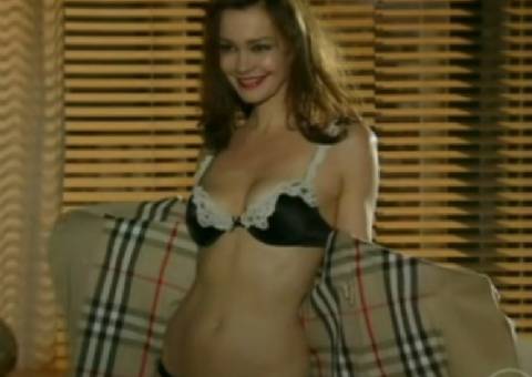  Helena 'bebum' de lingerie faz sucesso entre telespectadores