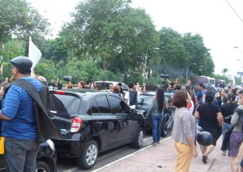 Servidores do Hemoam fazem protesto
