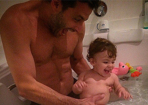 Henri Castelli expõe intimidade da filha e é criticado por internautas