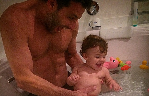 Henri Castelli expõe intimidade da filha e é criticado por internautas