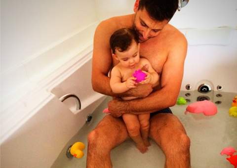 Paizão! Henri Castelli toma banho com filha de 10 meses