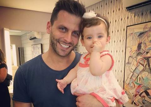 Henri Castelli baba pelos filhos: "Optei por não ter babá"