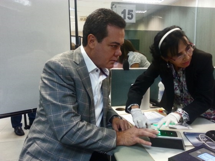 Vice-Governador vai ao TRE e faz o recadastramento biométrico