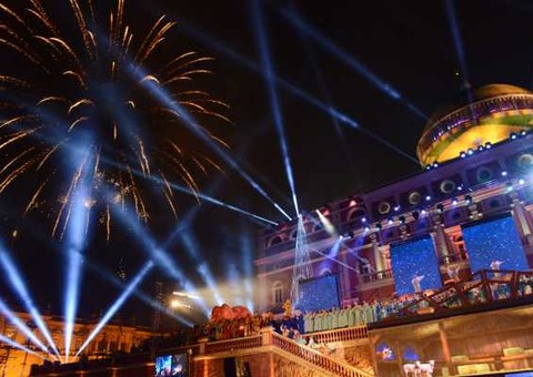 José Melo prestigia espetáculo natalino no largo