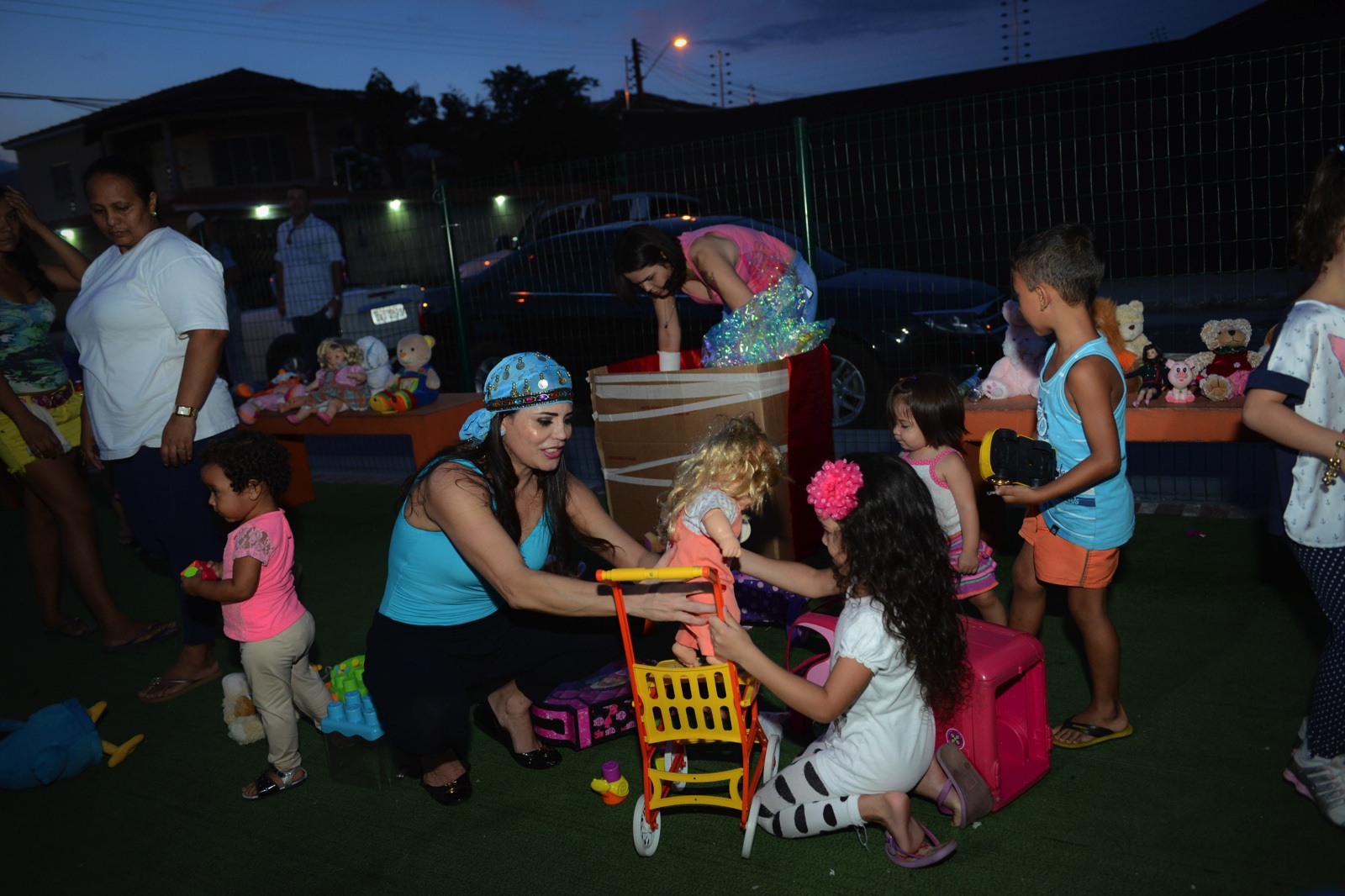Nejmi Jomaa Aziz realiza ação solidária com famílias na Praça Viver Melhor