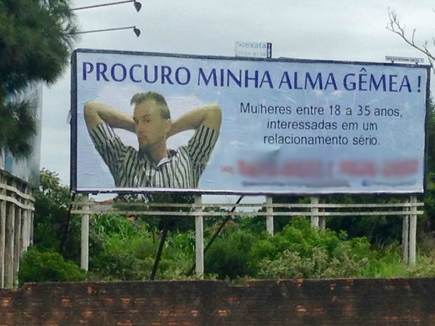 Homem se auto anuncia em outdoor à procura de namorada  