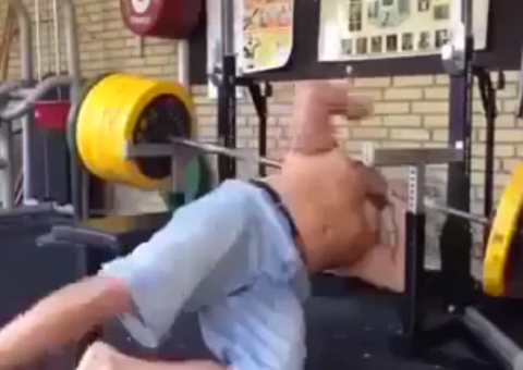 Quase morre estrangulado levantando peso