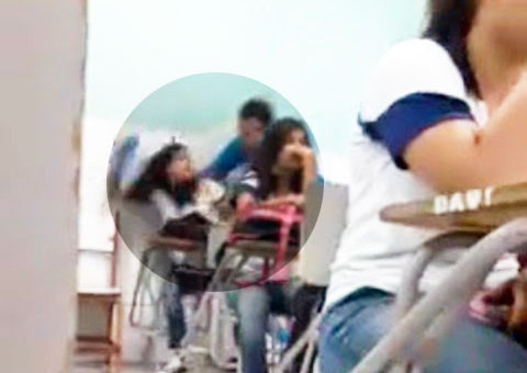 Professor expulsa aluna à força de sala de aula