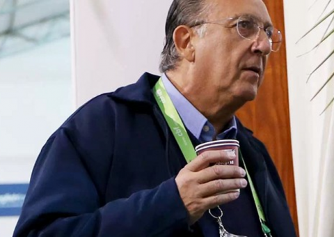 Galvão Bueno confunde Neymar com Romário 