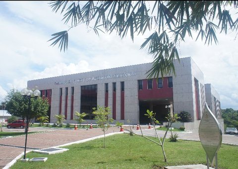 Diretor do TCE recebe homenagem do TRT  