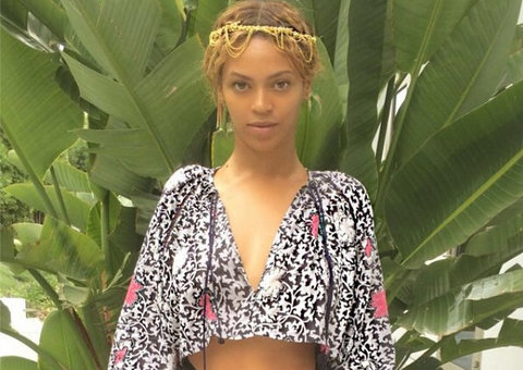 Beyoncé mostra elasticidade em pose ousada de biquíni