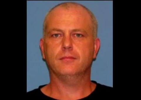 Homem ataca carro pensando ser nave espacial