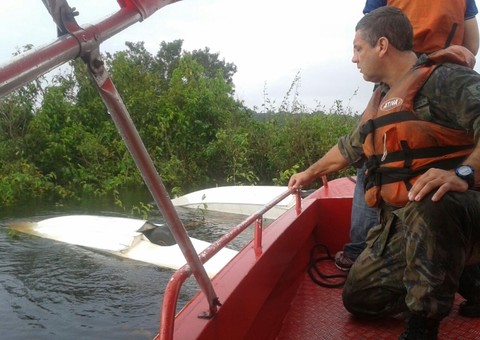 Equipe da Aeronáutica vai ao local onde hidroavião fez pouso e emergência
