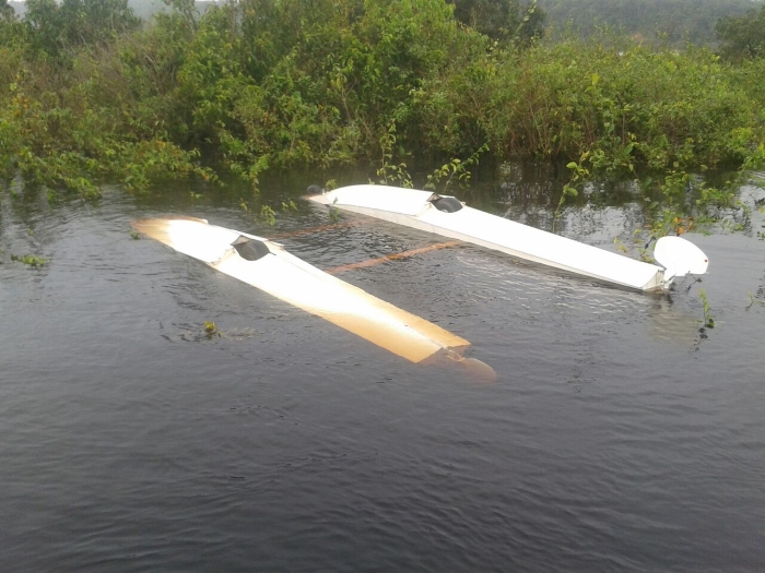 Equipe da Aeronáutica vai ao local onde hidroavião fez pouso e emergência