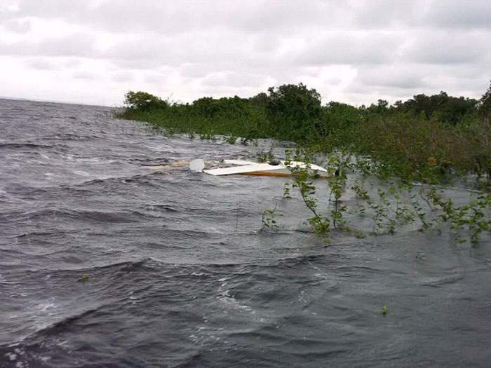 Hidroavião cai no Rio Negro. Quatro sobreviventes são resgatados