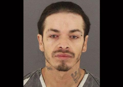 Homem atira em policiais com arma na bunda